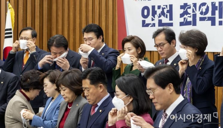 [포토] 미세먼지 마스크 쓰는 자유한국당 의원들