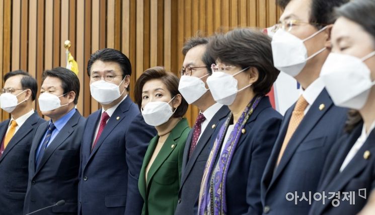 [포토] 최악의 미세먼지, 마스크 쓴 한국당 의원들