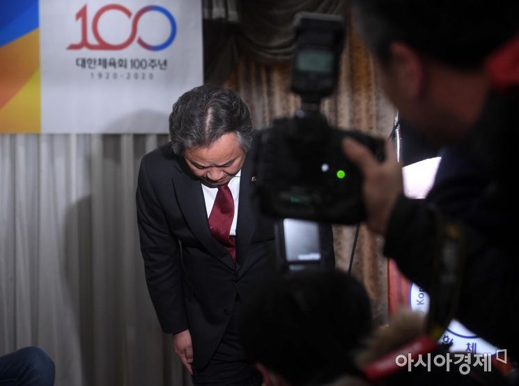 이기흥 대한체육회장이 15일 서울 송파구 올림픽파크텔에서 열린 대한체육회 이사회에서 체육계 폭력·성폭력 사태에 대한 쇄신안을 발표하며 고개 숙여 사과하고 있다./김현민 기자 kimhyun81@