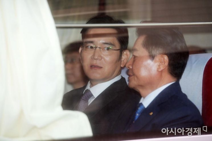 [포토]버스 함께 탄 이재용 삼성전자 부회장과 김병원 농협중앙회 회장