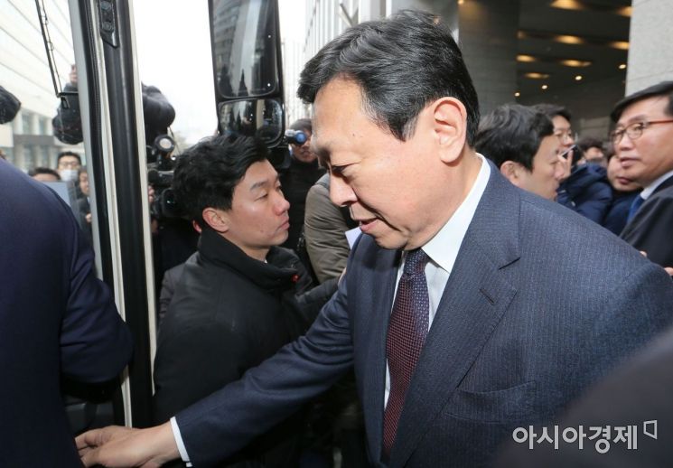 [포토]신동빈 롯데그룹 회장, 청와대행 버스 탑승