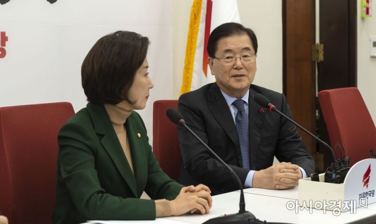 [포토] 의견 나누는 정의용 안보실장-나경원 원내대표