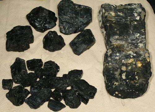 2009년 태안 앞바다에서 발굴된 마도 1호선에 실린 석탄 모습. 해당 배는 1208년 해양 운송 도중 태안 앞바다에서 침몰한 배로 13세기 초 중국의 영향으로 고려에서도 석탄이 사용됐었음을 알려준다.(사진=위키피디아)