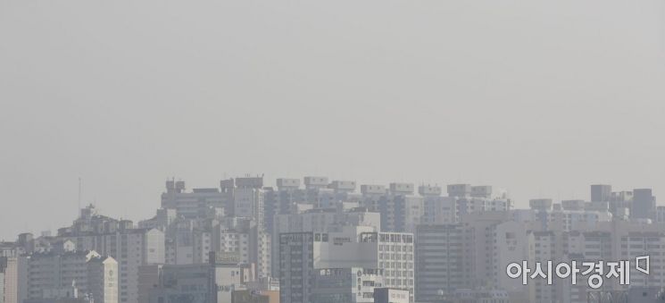 수도권 대부분 지역에 사흘째 미세먼지 비상 저감조치가 내려진 15일 서울 원효대교에서 바라본 도심이 미세먼지에 싸여 있다./강진형 기자aymsdream@