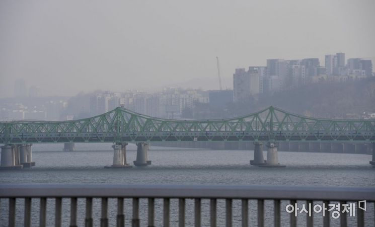 수도권 대부분 지역에 사흘째 미세먼지 비상 저감조치가 내려진 15일 서울 원효대교에서 바라본 도심이 미세먼지에 싸여 있다./강진형 기자aymsdream@