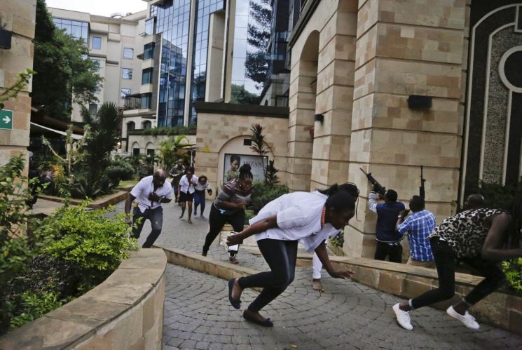 나이로비 호텔서 총격·자살폭탄 테러…"최소 6명 사망"