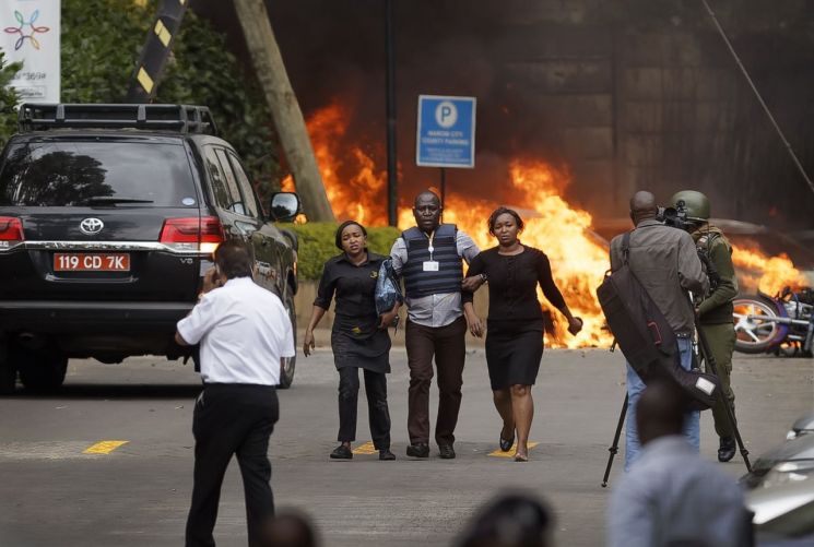 나이로비 호텔서 총격·자살폭탄 테러…"외국인 등 15명 사망"(종합)
