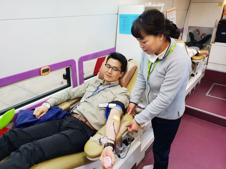 지난 15일 현대로템 의왕 본사 및 연구소에서 열린 사랑의 헌혈 캠페인에서 현대로템 직원이 헌혈을 하고 있다.