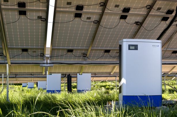 ▲태양광발전소에 설치한 독일의 KACO new energy 인버터 제품