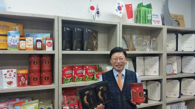 김종국 에스에프씨바이오 사장이 서울 가산동 본사에서 홍삼젤리 제품을 들고 활짝 웃고 있다.