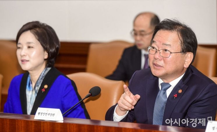 [포토]참석 장관들과 대화하는 김부겸 장관