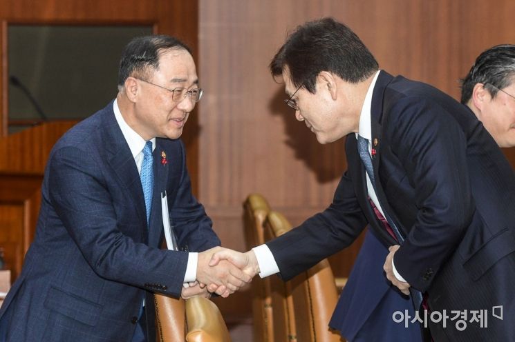 [포토]최종구 위원장과 악수하는 홍남기 부총리