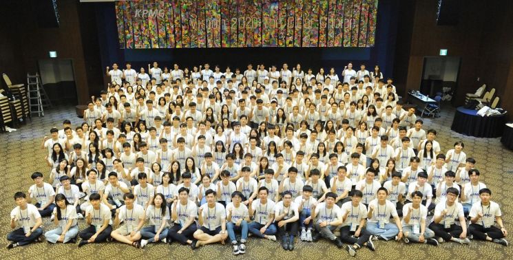 지난해 신입회계사들 370명이 KPMG Korea 50주년을 축하하고 있다.(사진제공=삼정KPMG)