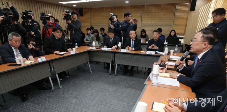 [포토] 소상공인들과 현장소통 나선 홍남기 부총리