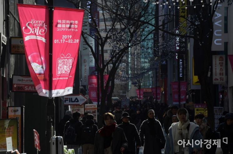 中 보따리상에 의존하는 면세점…"단체 관광객, 언제쯤 돌아올까"(종합)