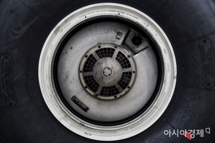 대한항공 인천 정비격납고에 놓여진 앞 바퀴 타이어 옆모습이 우주선 도킹부분을 연상시키고 있다./강진형 기자aymsdream@