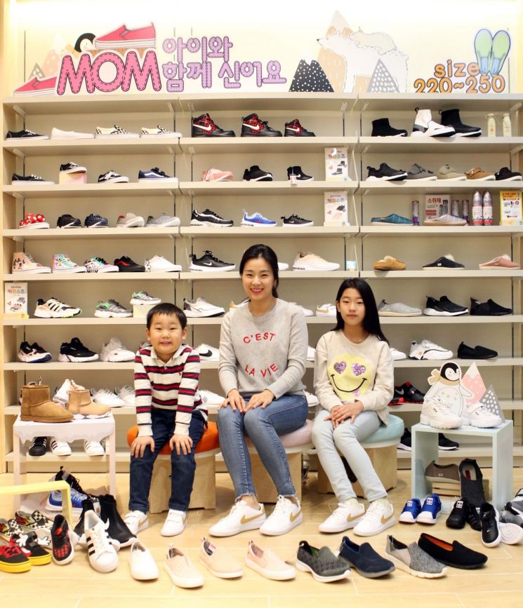 [포토]"엄마랑 아이랑 같이 신는 신발 어때요"