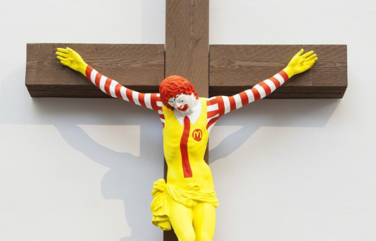 십자가에 못 박힌 ‘맥도날드’…신성모독 논란 휩싸여 