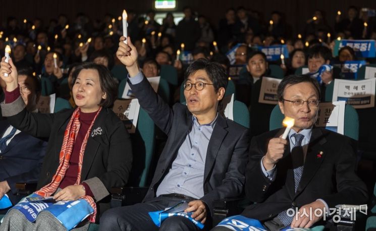 [포토] 촛불 흔드는 이해찬 대표