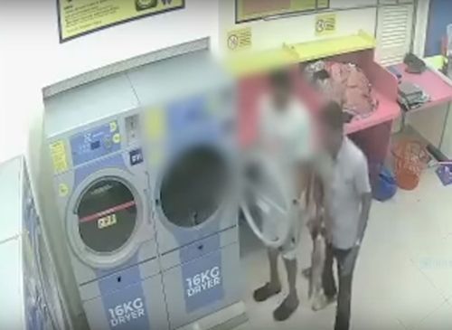 지난해 9월 말레이시아 슬랑오르주 타만 곰박 리아 지역의 한 세탁소에서 40대 남성이 새끼를 밴 고양이를 세탁물 건조기에 던져넣은 뒤 자리를 떴다/사진=연합뉴스