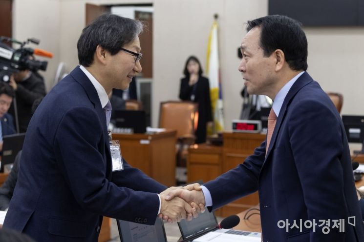 [포토] 야당 의원들과 인사 나누는 김성주 이사장