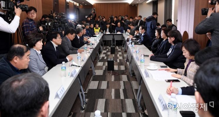 류장수 최저임금위원회 위원장(오른쪽 가운데)이 18일 서울 광화문 에스타워에서 열린 최저임금위원회 1차 전원회의에서 발언하고 있다./김현민 기자 kimhyun81@