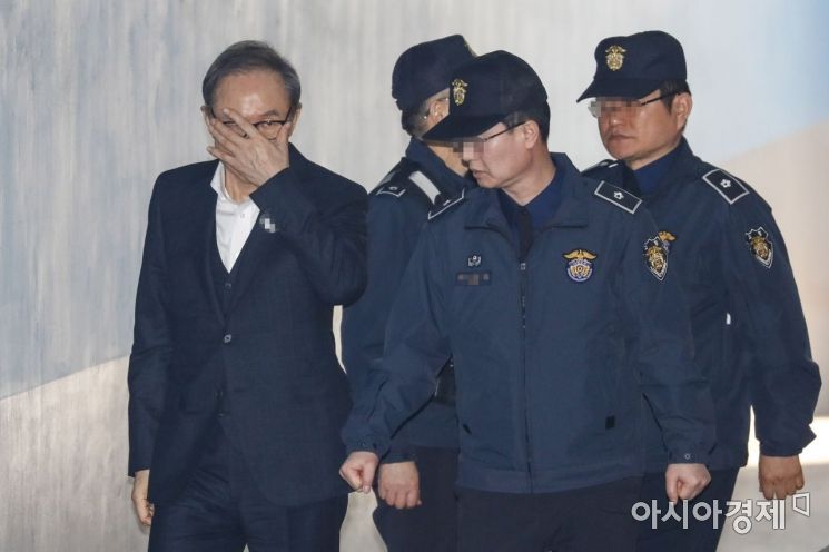 [포토]법원 도착한 이명박 전 대통령