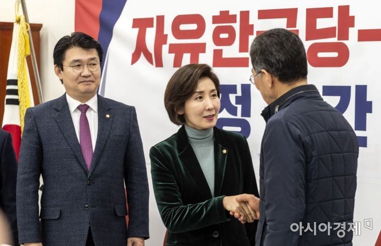 [포토] 인사 나누는 나경원 원대-김주영 위원장