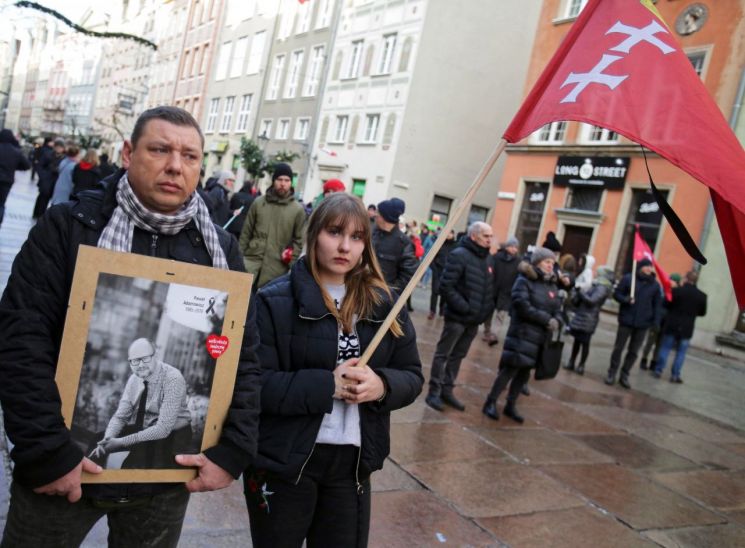 폴란드 그단스크 시장 장례식에 3500여명 몰려…'증오범죄' 규탄