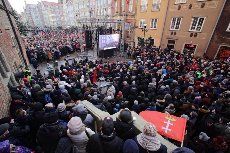 폴란드 그단스크 시장 장례식에 3500여명 몰려…'증오범죄' 규탄