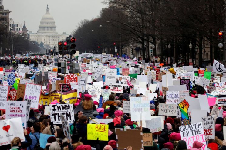美 세번째 '여성행진'에 10만명 결집…'셧다운' 트럼프 정부 비판