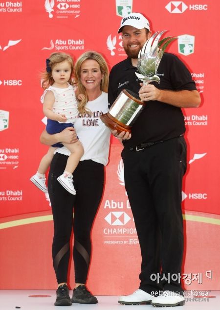 셰인 로리(오른쪽)가 아부다비HSBC챔피언십 우승 직후 가족과 함께 기념 촬영을 하고 있다. 두바이(UAE)=Getty images/멀티비츠