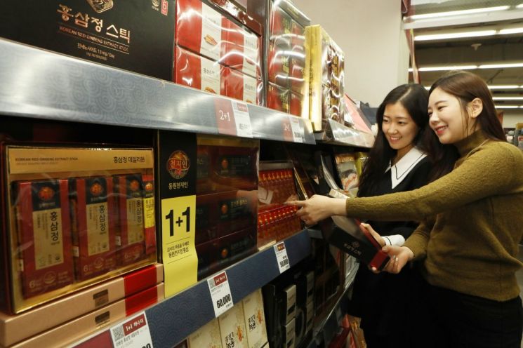 롯데마트 "설 선물 예약, 건강기능식품 크게 늘어"…25일부터 본 판매