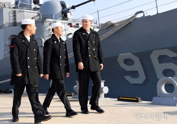 지난 18일 해군2함대 청주함에서 동일한 계급과 이름을 갖고 있는 갑판병 김선우(왼쪽), 보급병 김선우(중간), 추진기관병 김선우(오른쪽) 일병이 담소를 나누며 부두를 산책하고 있다. (사진=해군)