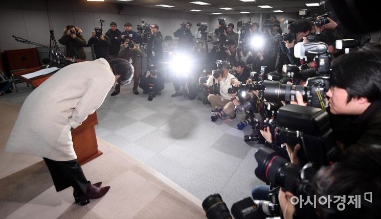 [포토] 인사하는 손혜원 의원
