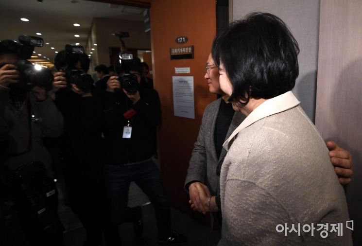 [포토] 정론관 나서는 손혜원-홍영표