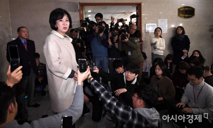 손혜원 더불어민주당 의원이 20일 국회 정론관에서 기자회견을 열고 목포 부동산 투기 의혹에 대해 해명하고 있다./김현민 기자 kimhyun81@