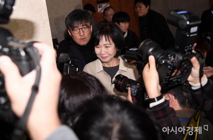 손혜원 더불어민주당 의원이 20일 국회 정론관에서 기자회견을 열고 목포 부동산 투기 의혹에 대해 해명한 정론관을 빠져나가고 있다./김현민 기자 kimhyun81@