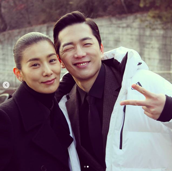 ‘스카이 캐슬’ 김서형, 이현진과 다정한 포즈 “조선생...선물 맘에 들어?!”