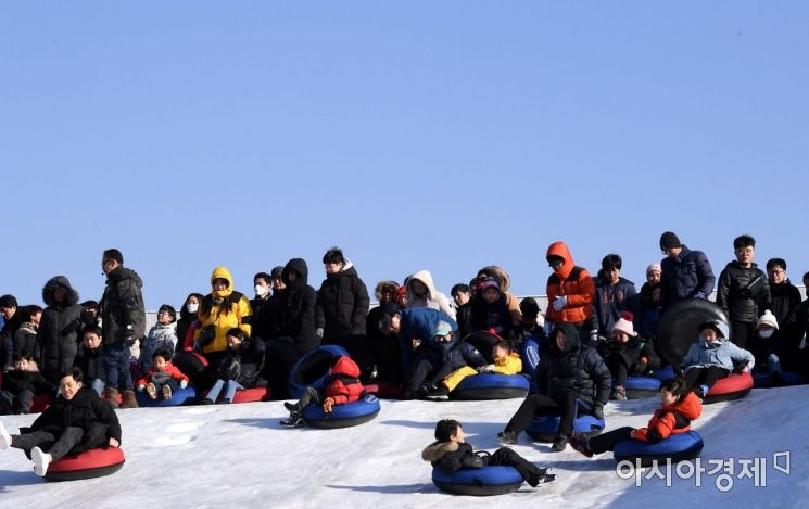 [포토] 파란 하늘 아래 즐기는 눈썰매
