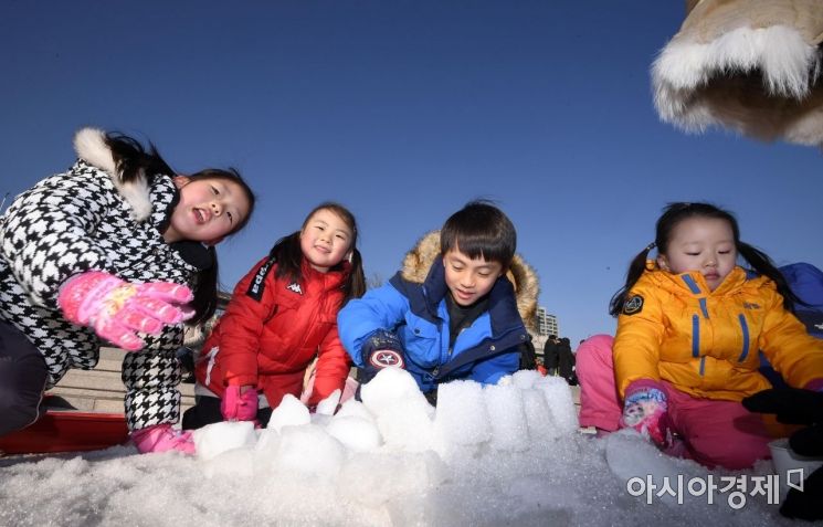 [포토] 미세먼지 걷힌 하늘, 눈썰매장 나들이 즐기는 아이들