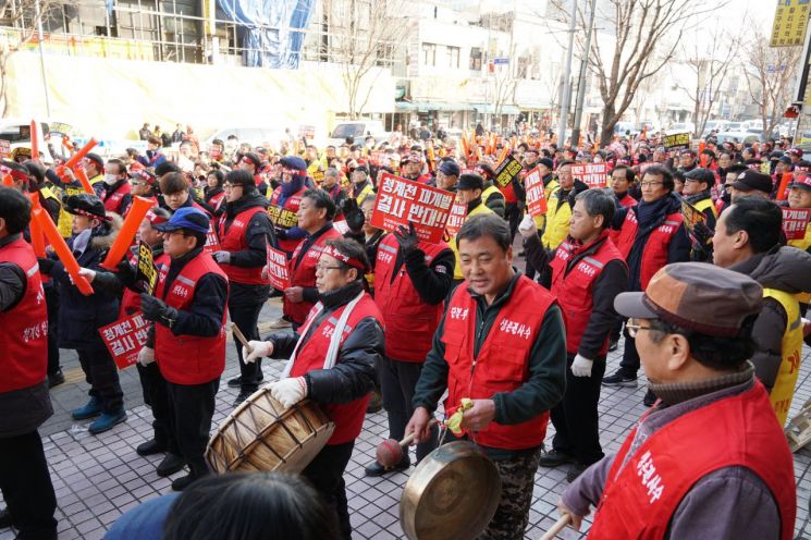 한국산업용재협회 상인들이 청계천 재개발에 반대하며 18일 서울 중구 청계천 관수교 사거리에서 중구청 앞까지 가두 집회를 벌이고 있다.
