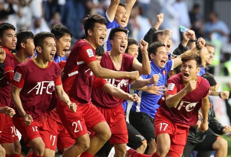 20일 오후(현지시간) 아랍에미리트 아부다비 알 막툼 경기장에서 열린   2019 아시아축구연맹(AFC) 아시안컵 요르단과 베트남과의 16강전에서승부차기에서 승리한 베트남 선수들이 기뻐하고 있다.  (아부다비=연합뉴스)