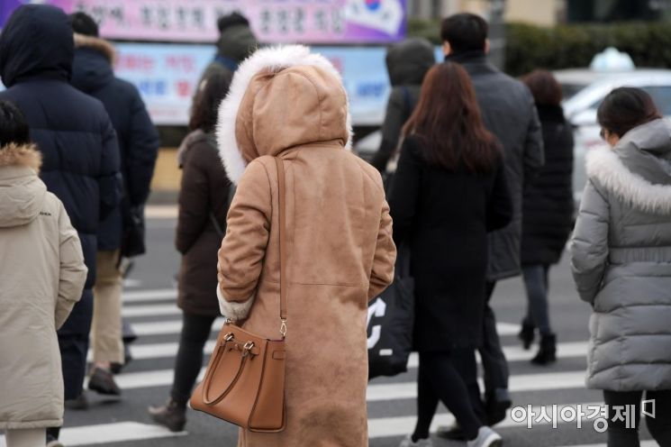 반짝 추위가 찾아온 21일 서울 광화문 사거리에서 두꺼운 옷차림의 시민들이 출근길 발걸음을 재촉하고 있다. /문호남 기자 munonam@