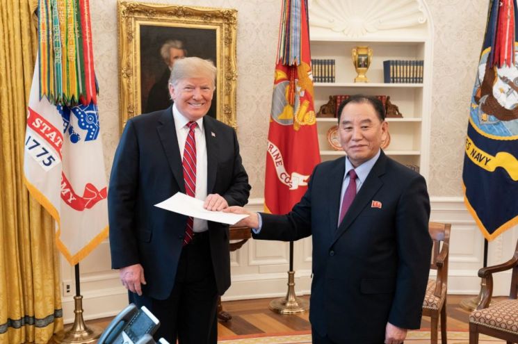 김영철 조선아시아태평양평화위원회 위원장(왼쪽)과 도널드 트럼프 미국 대통령