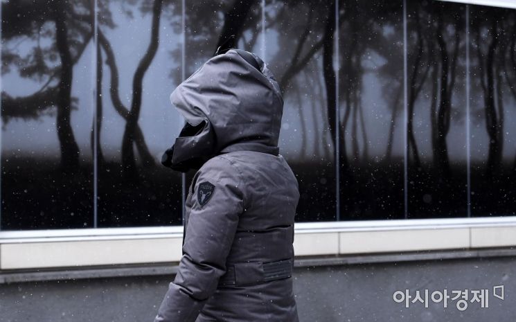 [포토] 약한 눈발 날리는 서울 도심