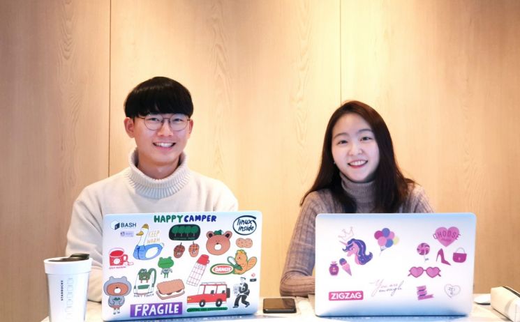 크로키닷컴의 데이터팀에서 일하는 국지형(오른쪽) 사원과 개발팀에 속해 있는 조수근 사원이 활짝 미소짓고 있다.