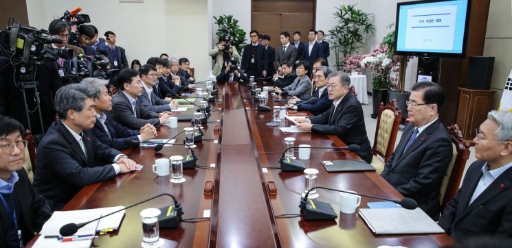 文대통령, '기초연금 부담' 지자체 호소에 "타당…제도개선 논의"