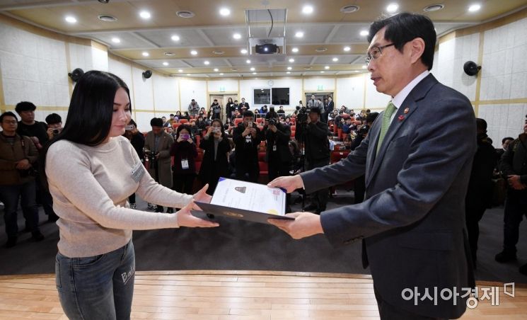[포토] 대한민국 귀화증서 수여하는 박상기 장관