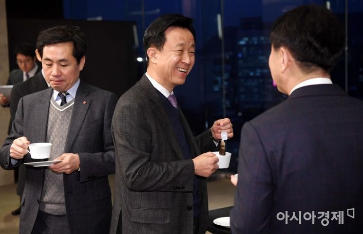 [포토] 참석자들과 대화하는 김덕수 회장